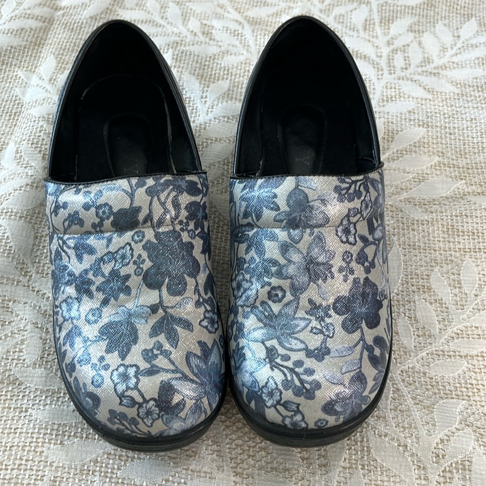 Savvy Brandy Blue‎ Metallic Floral Slip Resistant Nursing Shoes Size 9